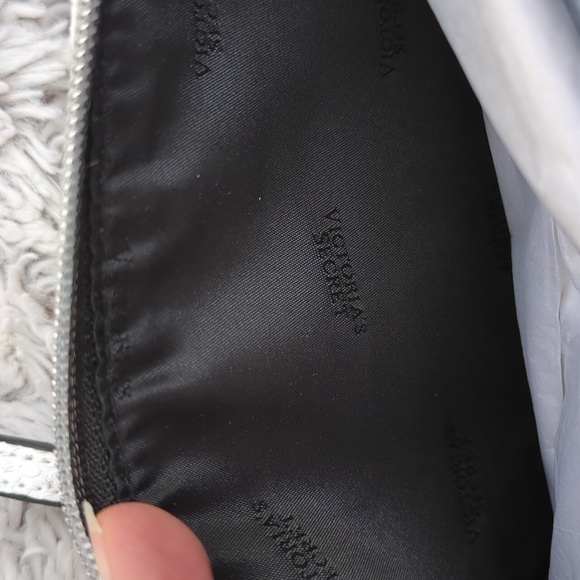 Victoria's Secret snake python print wristlet clutch NWT silver & white party 🎉 - Picture 6 of 8